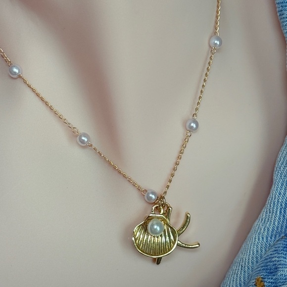 NEW | 18K Gold Plated Shell Necklace - Picture 3 of 5